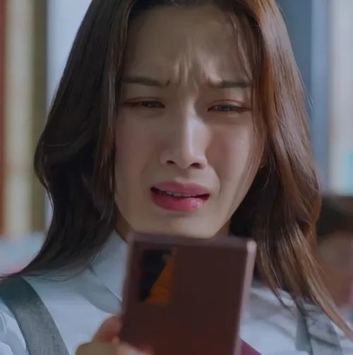 Ánh mắt liếc xéo và nụ cười khinh – biểu tượng của meme chê