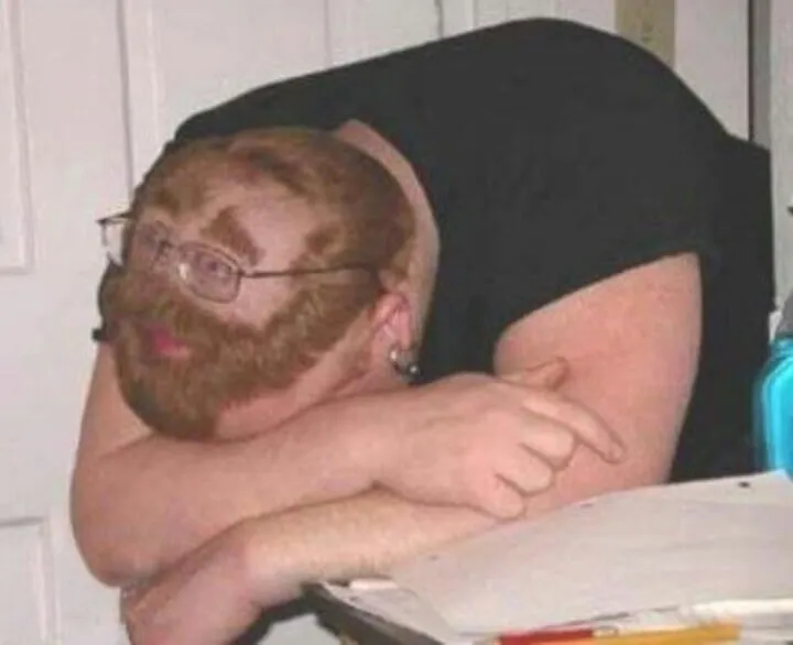 Meme nằm co ro vẫn cầm điện thoại sáng