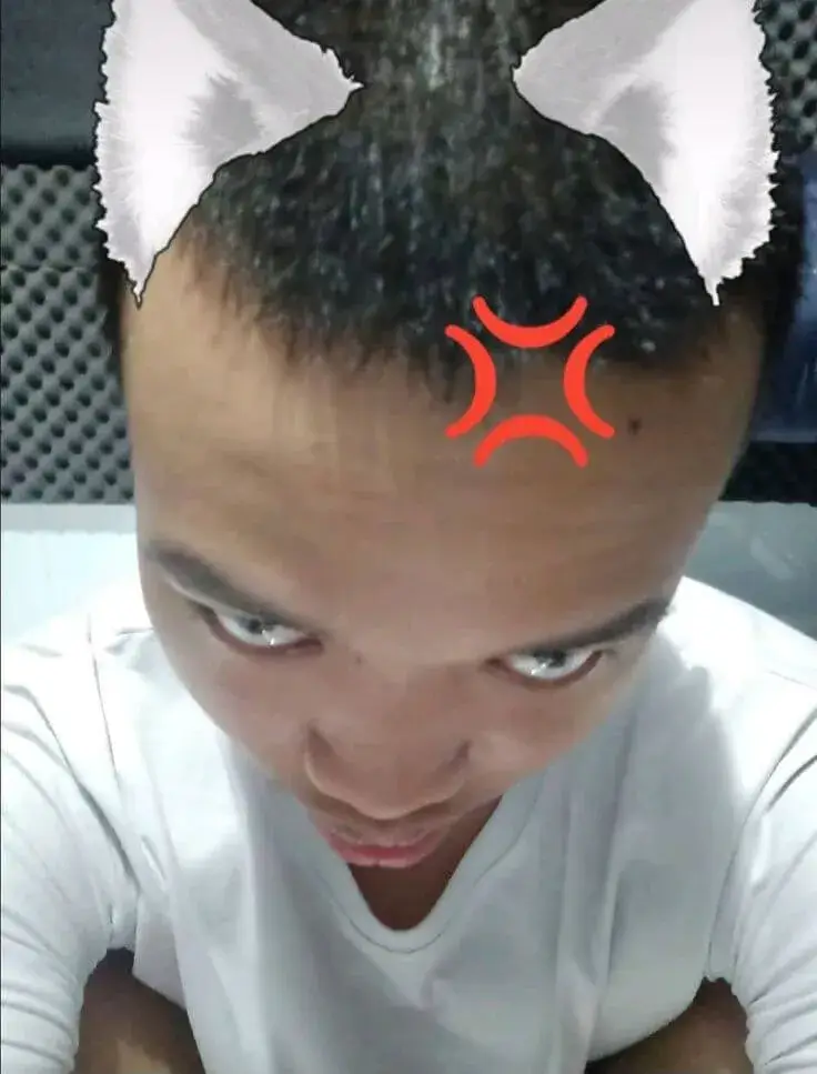 Ánh mắt hầm hầm đầy sự tức giận.