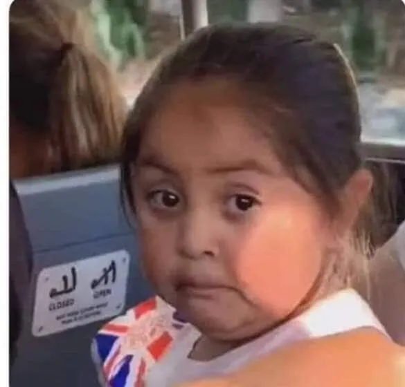 Hình hài ánh mắt phán xét lan truyền nhanh qua caption mỉa