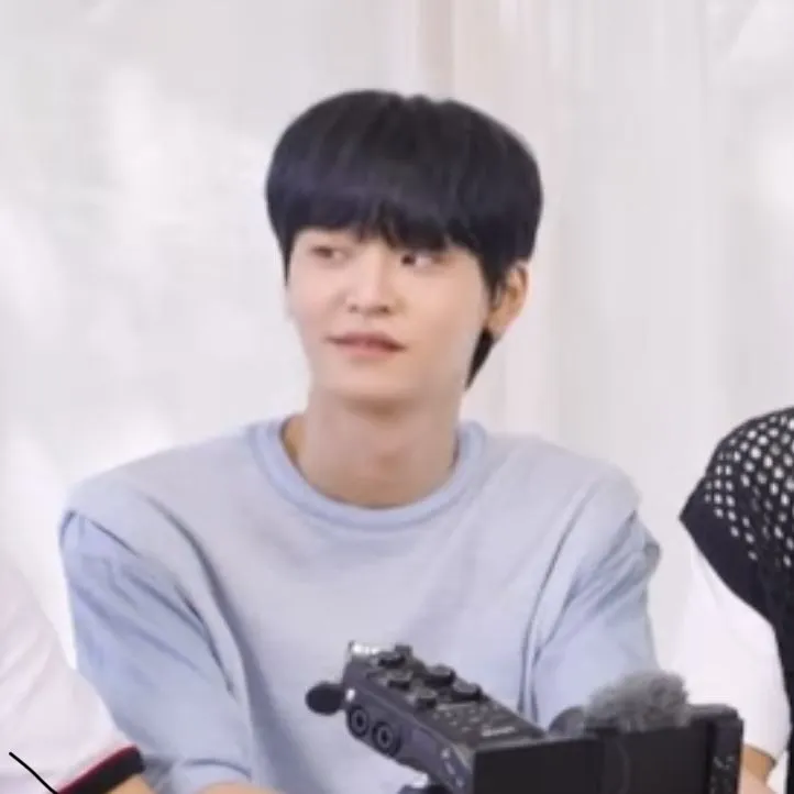 Phản ứng “tỉnh queo” gây sốt – ánh mắt phán xét và sức lan tỏa của nó