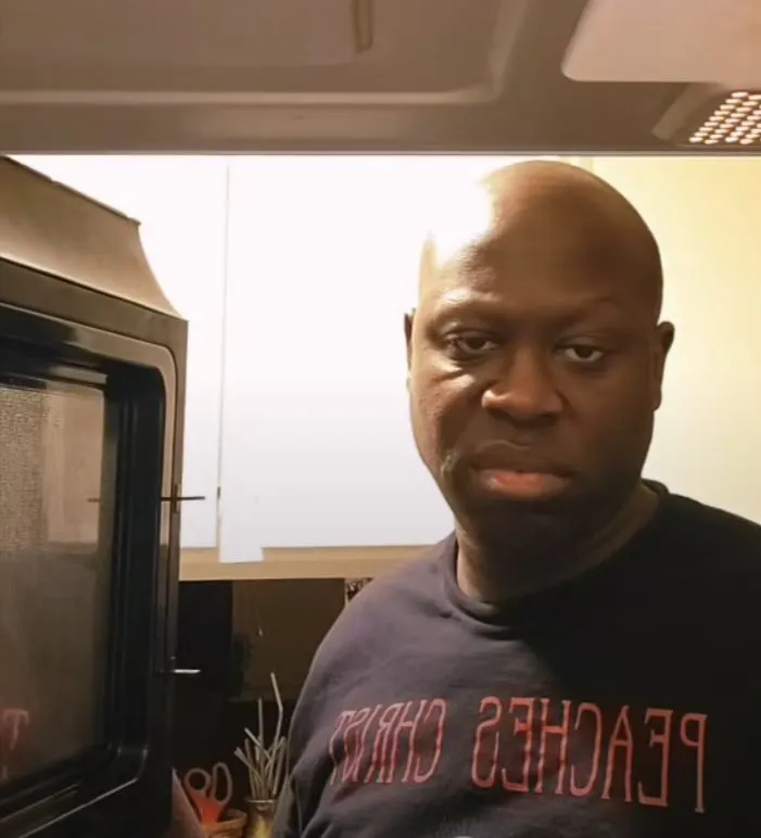 Ảnh troll gương mặt phán xét chụp cận mặt cực rõ nét