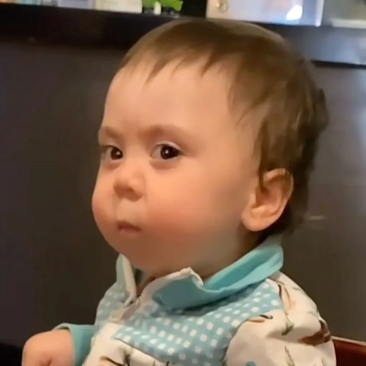 Hình meme soi xét của nhân vật hoạt hình nhìn cực hợp tình huống