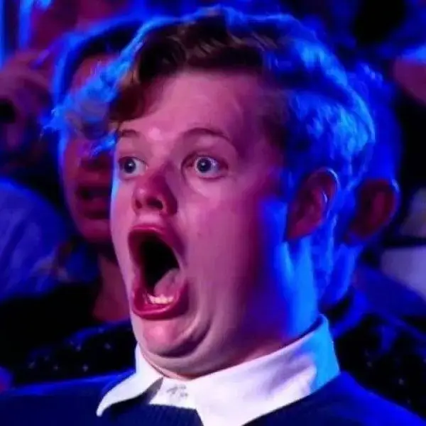 Meme ngơ ngác ánh mắt bàng hoàng, gương mặt méo xệch