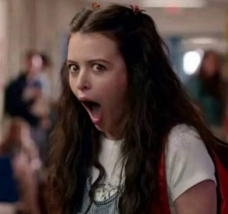 Meme em gái giật mình tay run rẩy, ánh mắt cực troll