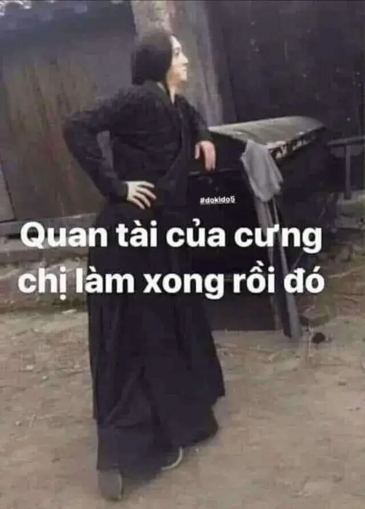 Biểu cảm hết cứu, trông vừa khổ sở vừa buồn cười.