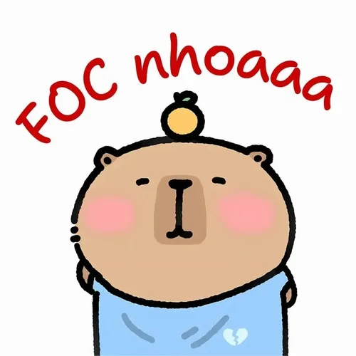 Ảnh vui capybara ngồi xếp chân bên hồ trông vui.