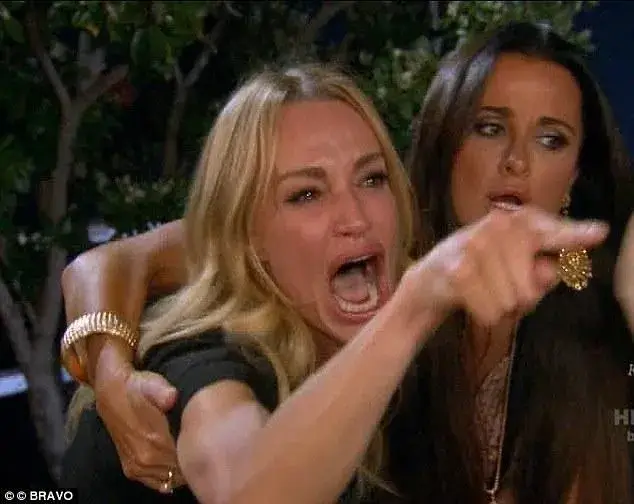 Ảnh chế chỉ tay khẳng định sự thật không cần lời nói.