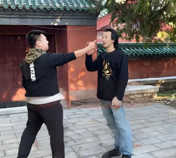 Những khoảnh khắc chỉ tay khiến mạng xã hội bùng nổ tiếng cười