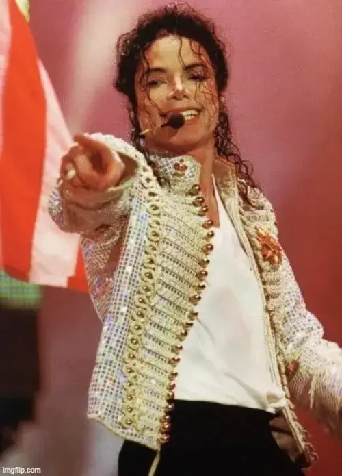 Ảnh troll chỉ tay cãi nhau giữa bạn bè với nụ cười tinh nghịch.