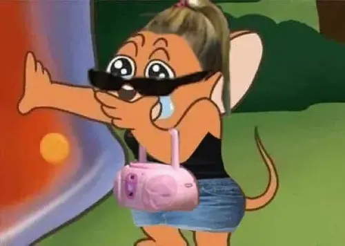 Meme chuột ôm gối khóc vì tủi thân