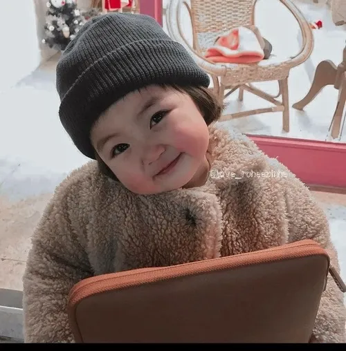 Meme hài em bé cười giữa giấc mơ, miệng cong cong siêu cute