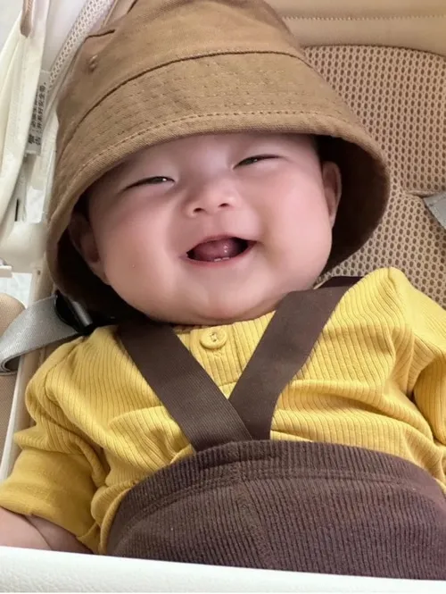 Ảnh vui trẻ nhỏ toe tít cười khi được mẹ bồng bế