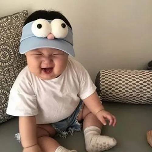 Meme bé yêu vui cười khi nghe tiếng hát ngộ nghĩnh