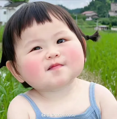 Hình troll em bé cười tươi rạng rỡ khiến tim ai cũng mềm