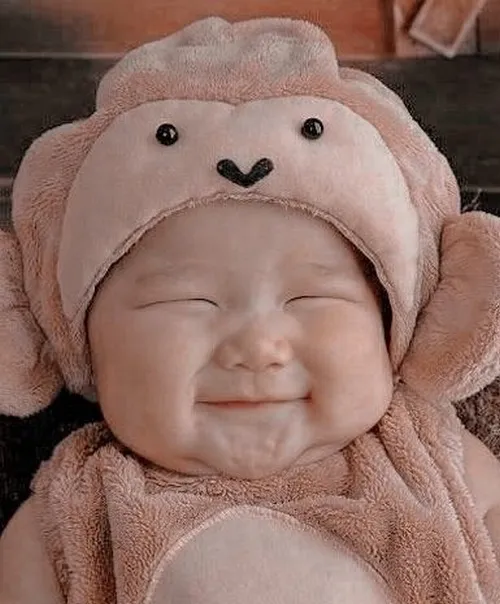 Ảnh chế bé nhỏ khúc khích trong vòng tay cha đầy yêu thương