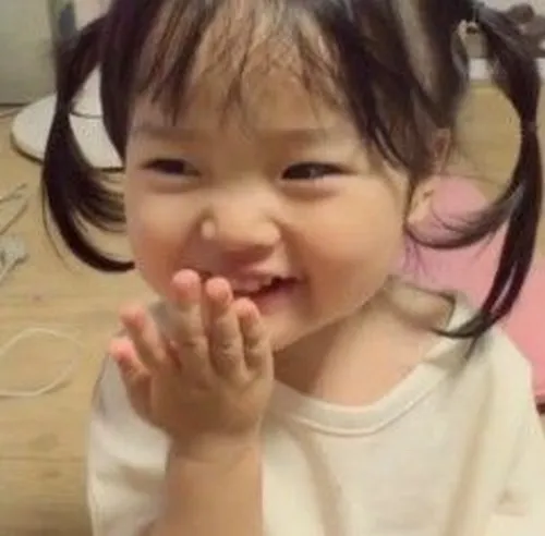 Ảnh vui thiên thần nhỏ toe toét giữa buổi sáng rực rỡ