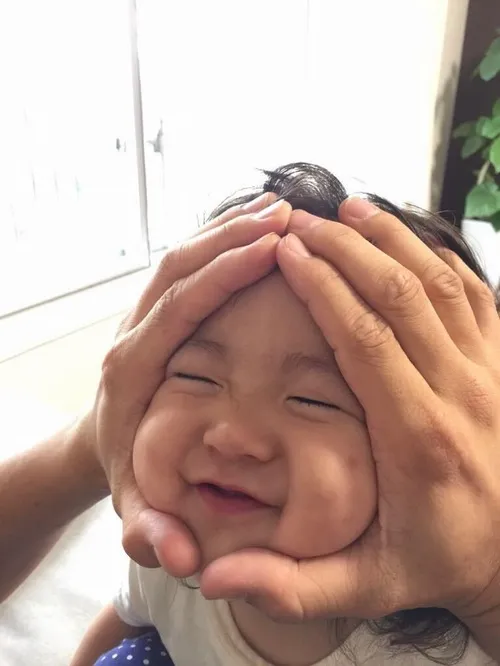 Ảnh troll bé xinh cười tươi khi nghe nhạc TikTok vui nhộn