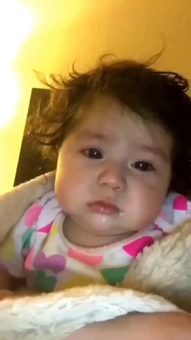 Bé gái khóc không thành tiếng, run rẩy ôm gấu bông.