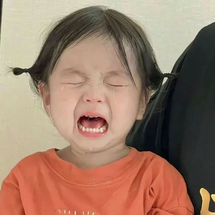 Bé gái rơi nước mắt, gương mặt nhỏ nhắn đáng thương.