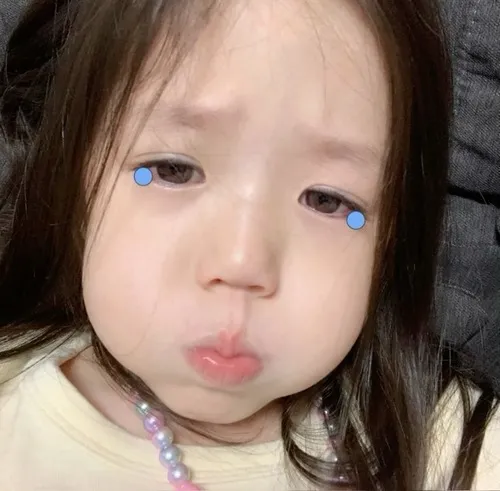 Gương mặt baby rưng rưng tạo trend reaction khắp nơi