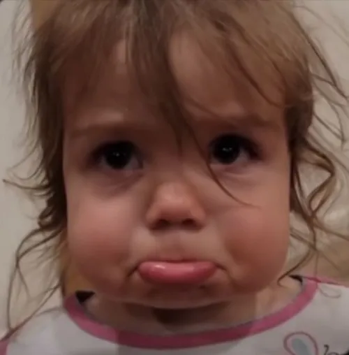 Meme hài em bé mếu tạo trend TikTok viral