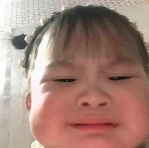 Ảnh chế em bé khóc nửa cười nửa mếu siêu viral