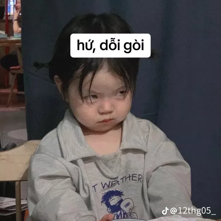Meme hài ánh mắt ngây thơ pha chút mếu