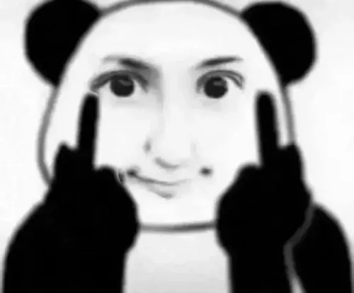 Gấu trúc nheo mắt ngang ngược như cố tình gây chú ý.