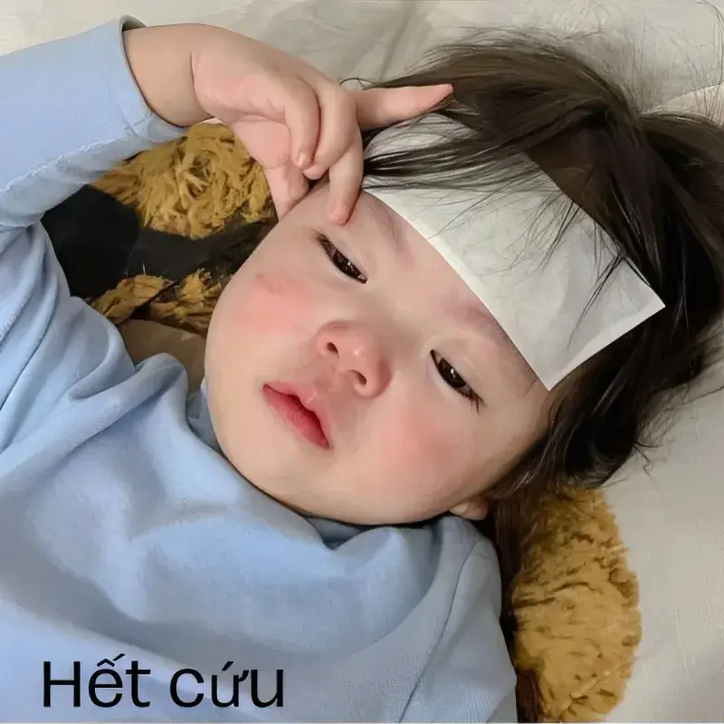 Biểu cảm em bé mệt mỏi, đôi mắt vô hồn đầy bất lực.