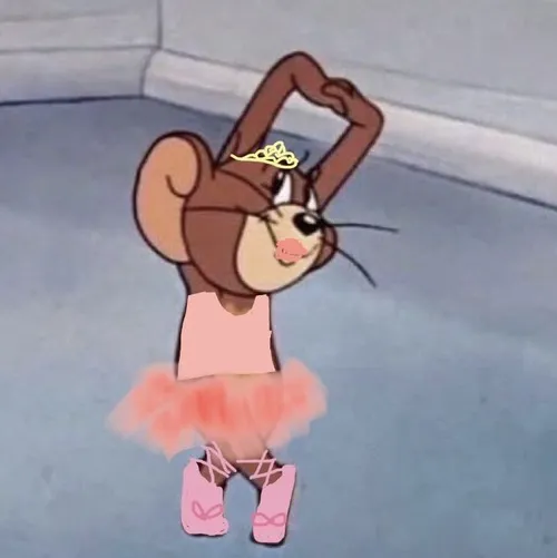 Ảnh troll nhân vật tinh nghịch gắn với dáng nhỏ trong sân khấu