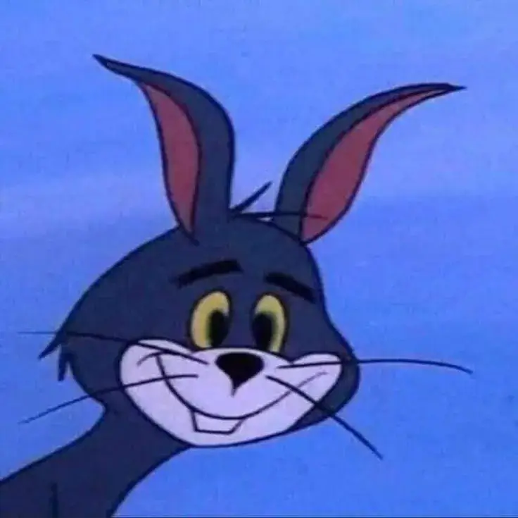 Mèo Tom cười toe toét, dáng vẻ vui nhộn.