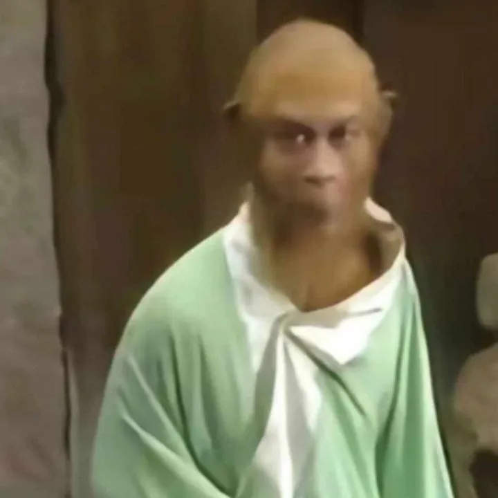 Meme chế biểu cảm bối rối giữa đám đông ồn ào