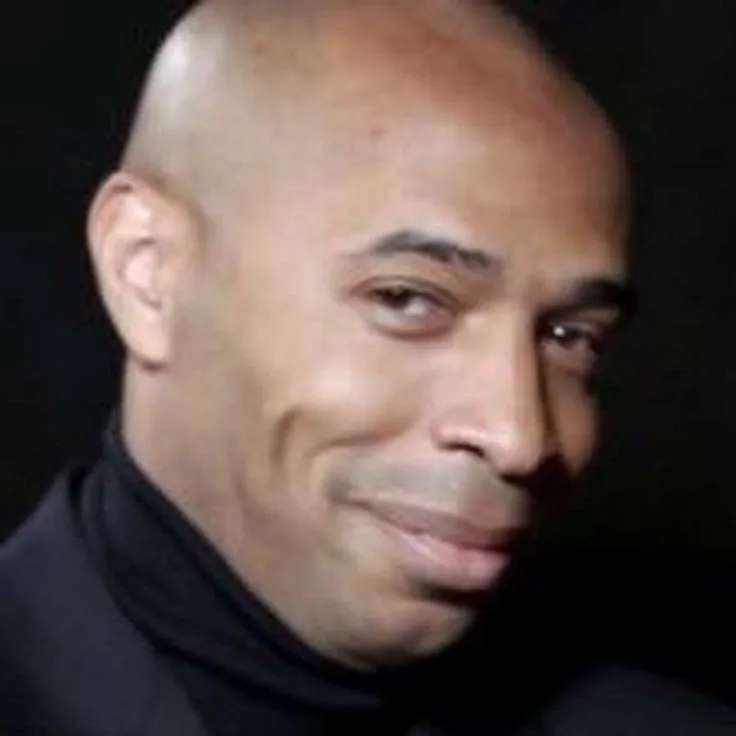 9 Nhăn mặt gắng gượng che giấu nụ cười lấp ló