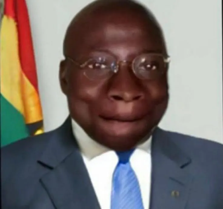 13 Gương mặt nghiêm túc bất ngờ bật nụ cười kìm nén