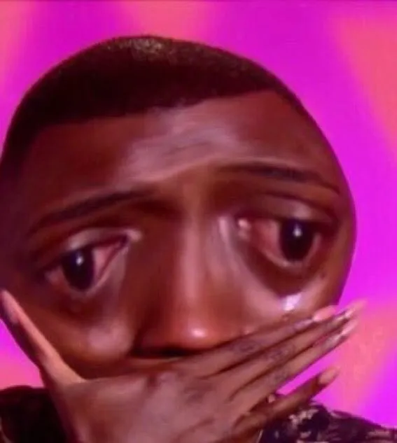 17 Khuôn mặt căng thẳng vì kìm nén nụ cười gượng