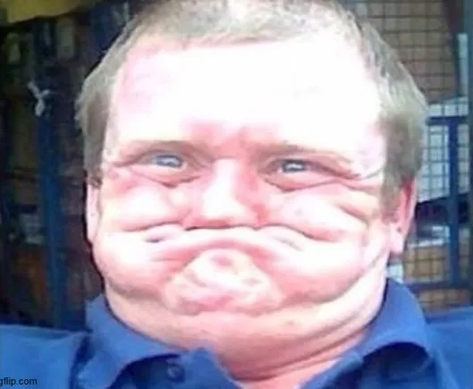 16 Ánh mắt sáng lên nhưng đôi môi vẫn nhịn cười