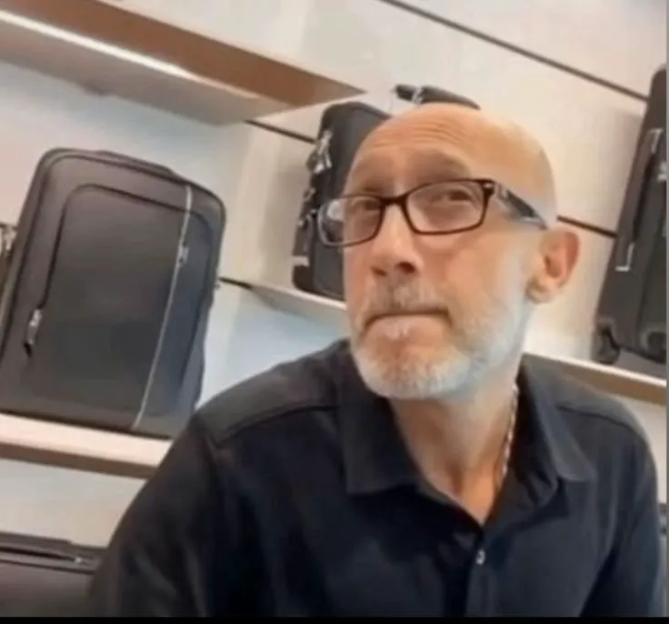 23 Cắn chặt môi để cố nhịn cười không bật ra