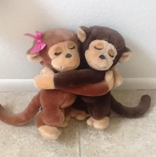 Hình meme vui ôm nhẹ giữa hoàng hôn lặng lẽ