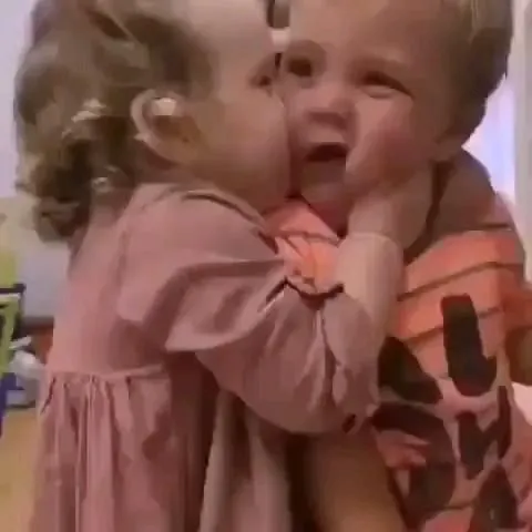 Hình troll ôm chặt như lời hứa chẳng rời xa