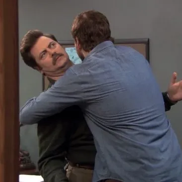 Meme hài vòng tay đồng cảm giữa hai tâm hồn cô đơn