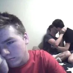 Meme ôm nhau hạnh phúc giản dị