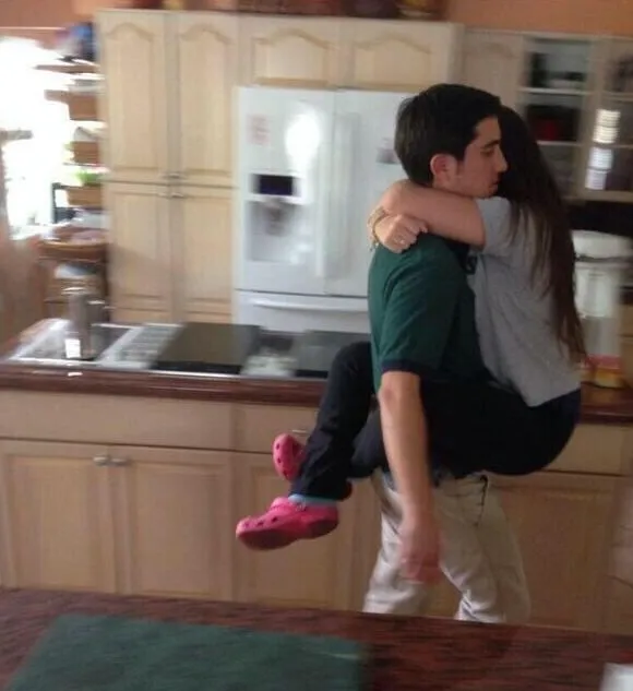 Meme hài vòng tay an yên giữa phố tấp nập