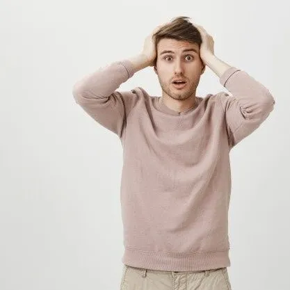 Meme ôm đầu kinh điển thể hiện cú va chạm tâm lý