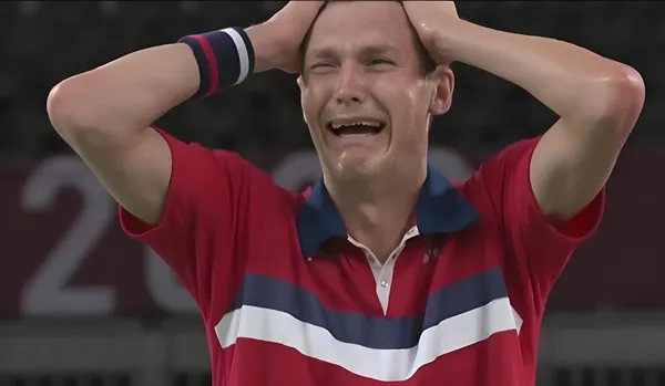 Ảnh troll ánh nhìn xa xăm giữa cảm giác bất lực đáng yêu