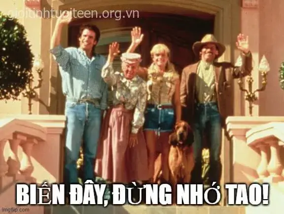 Meme chế lời chào cuối ở công sở, bàn làm việc trống trải.