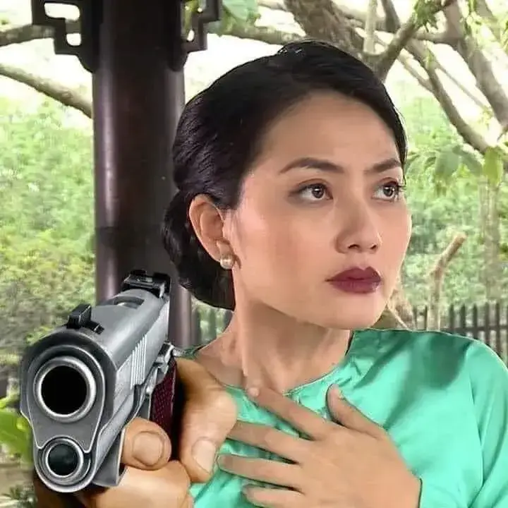 Khuôn mặt giận dữ cầm súng nhìn cực gắt.