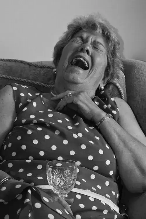 Ảnh chế nằm cười mô tả cảm xúc khó tả khi quá hài