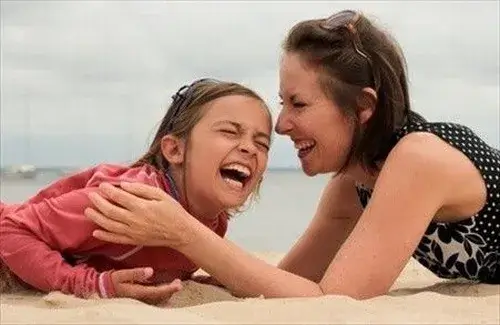 Meme nằm cười thể hiện niềm vui bộc phát cực mạnh