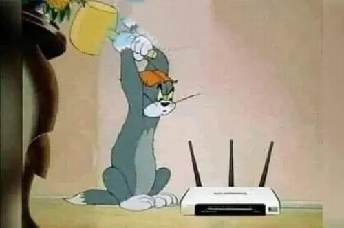 Ảnh chế nét mặt méo mô phỏng mood hoảng loạn